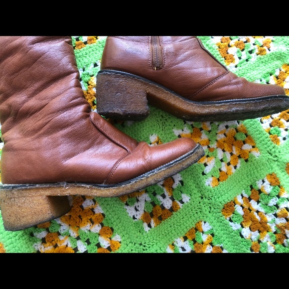 SOLD Vintage 70s Vegan Winter Boots - Picture 3 of 5
